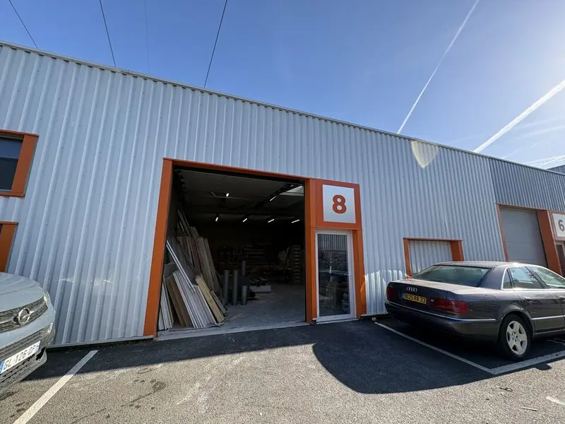 Cellule d'activités de 147 m² à louer  Carbon-Blanc