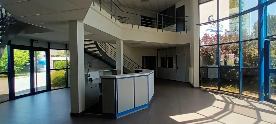 A VENDRE OU A LOUER - Bel immeuble de bureaux indépendant.