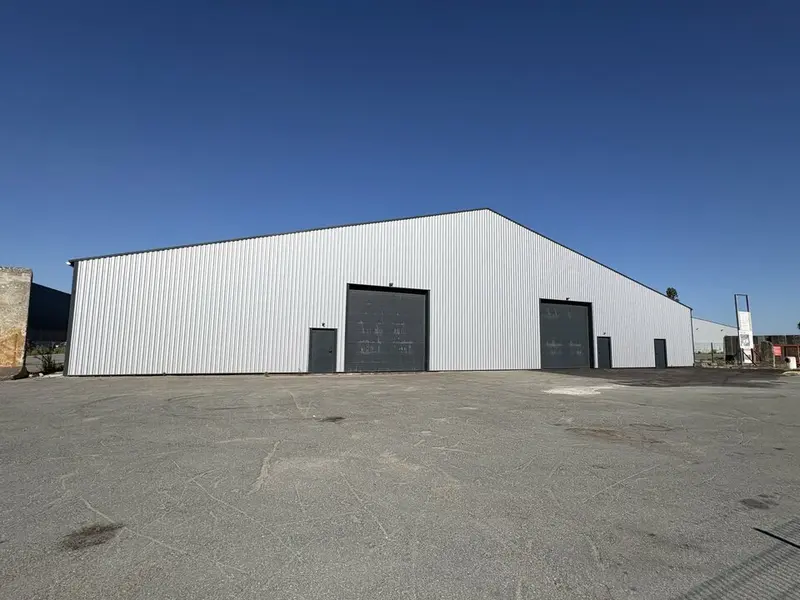 À louer  Cellule d'activités de 800 m²  Bassens