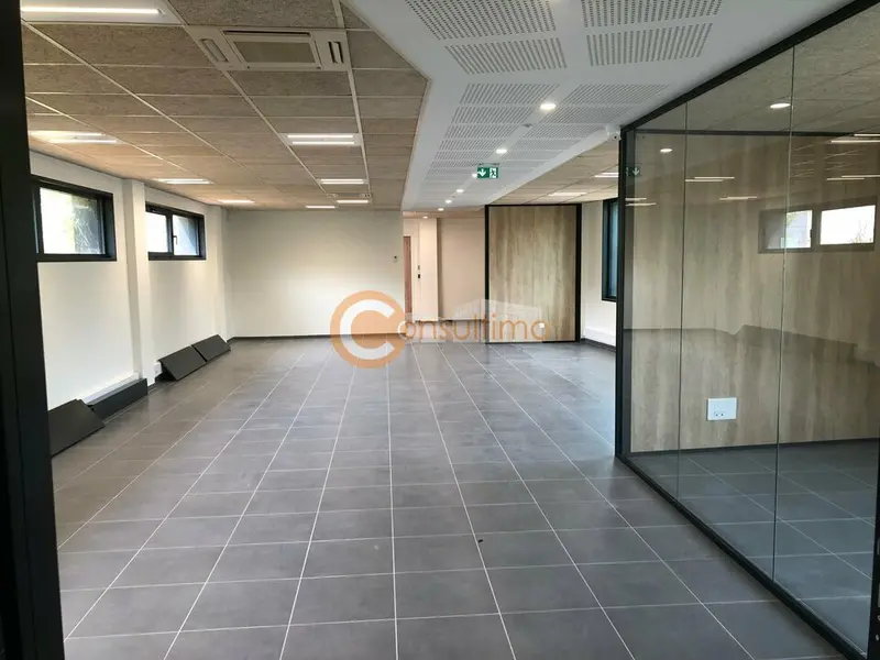 A LOUER - BUREAUX NEUFS - CENON