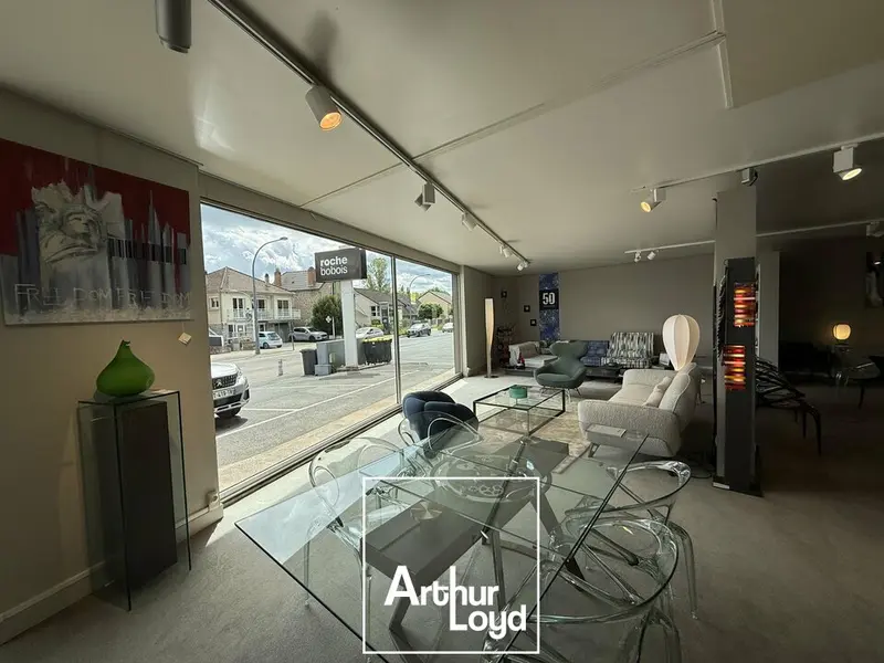 Local commercial axe passant Brive-Malemort