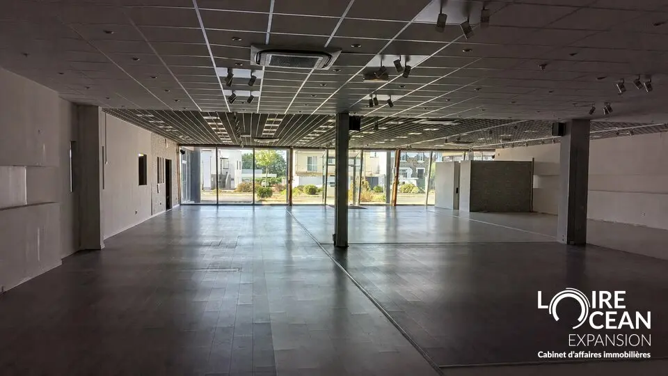 À LOUER  Cellule commerciale de 780 m²  Emplacement n°1 à Cholet