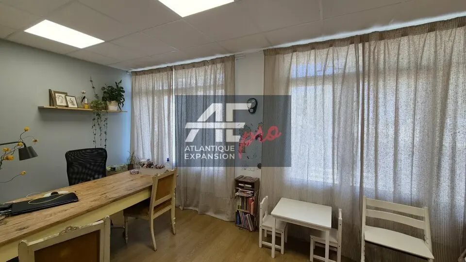À LOUER  BUREAU PROFESSIONNEL FACE MER